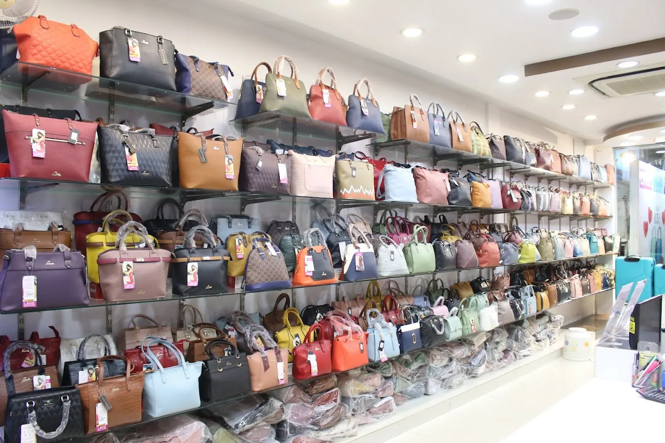 LEO BAGS & MORE