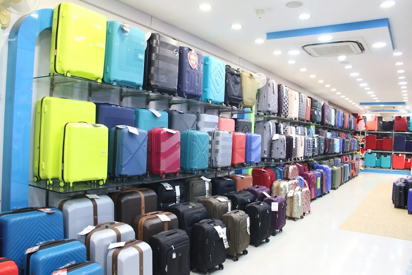 LEO BAGS & MORE