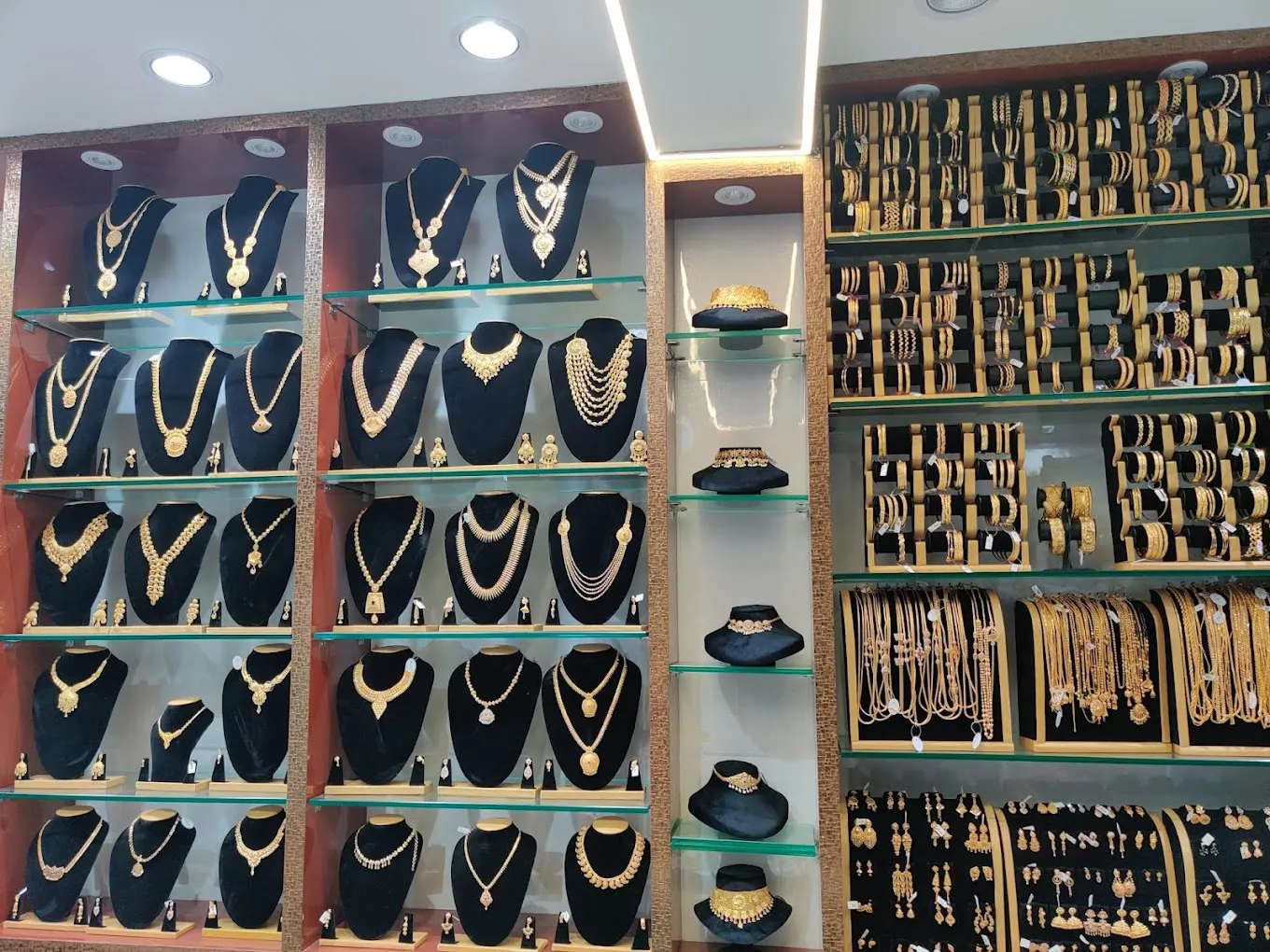 Hafs Trends gold covering, Imitation Jewellery, dresses and bags