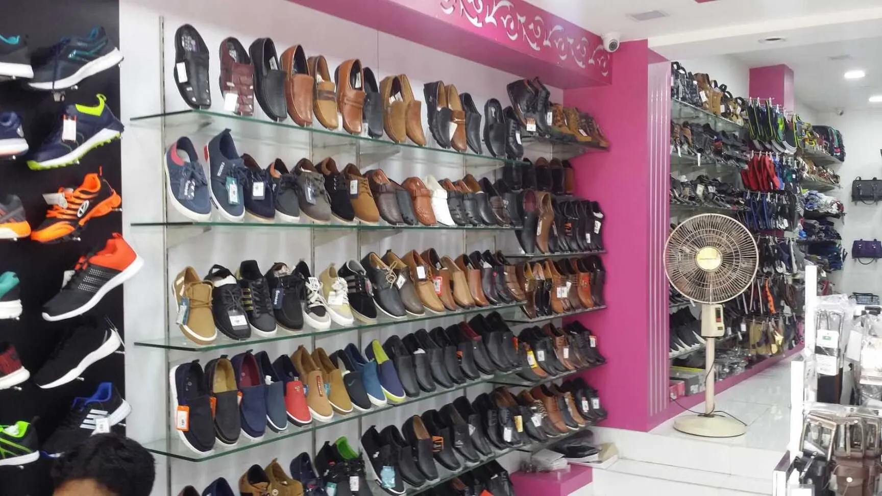 LUXUS MULTIBRAND FOOTWEARS AND BAGS